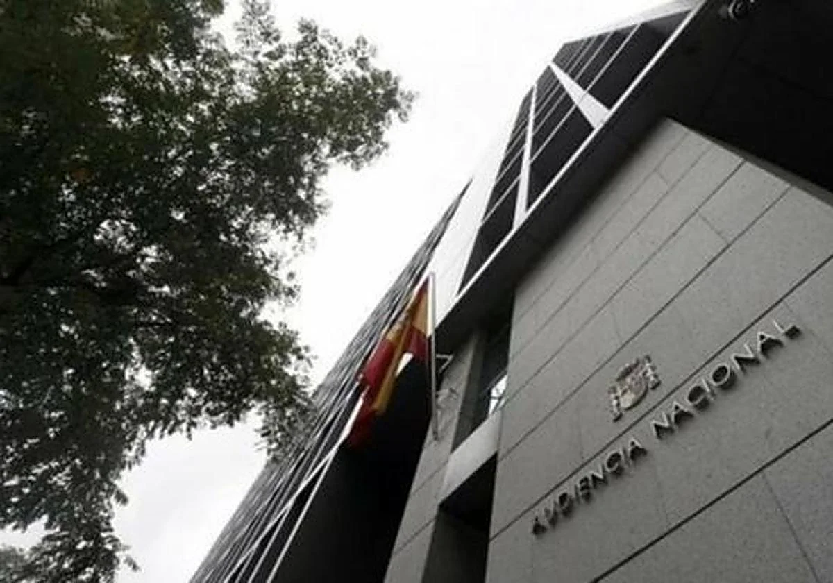 Indemnización de 20.000 para una funcionaria que sufrió una triple fractura al tropezar con los cables sueltos del ordenador