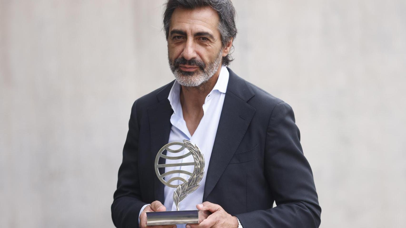 Del millón de euros de Aena a la "palmadita en la espalda" del Goncourt: la recompensa de los premios literarios