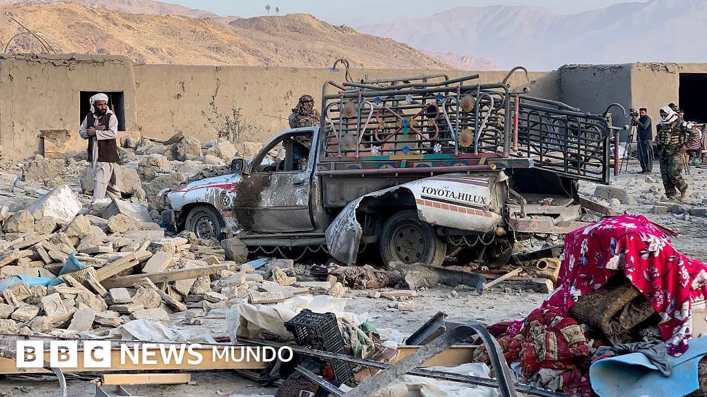 Pakistán ataca Kabul y otras ciudades en Afganistán mientras aumentan los enfrentamientos transfronterizos