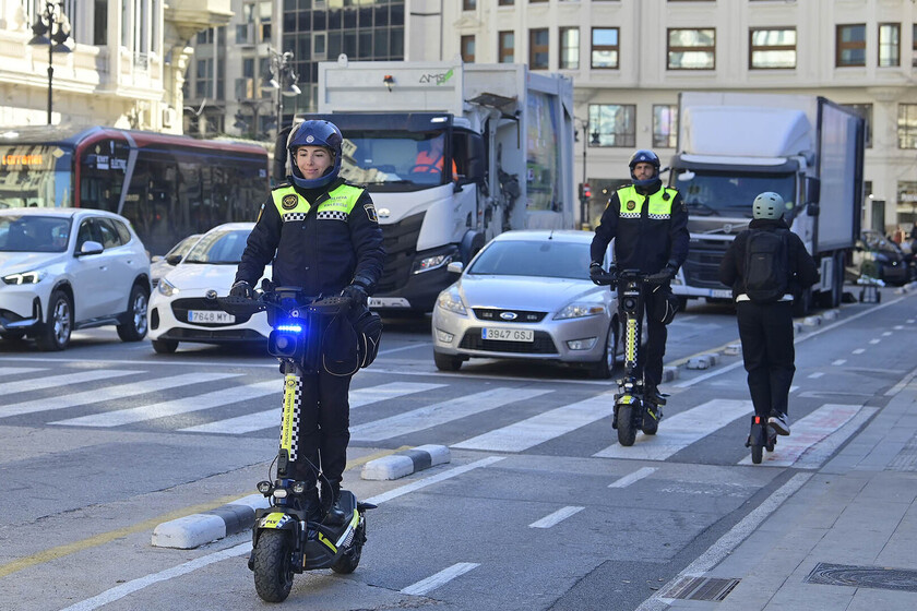 Atrapar a pie a un infractor en patinete es imposible. Así que la policía de Valencia les va a perseguir en patinete