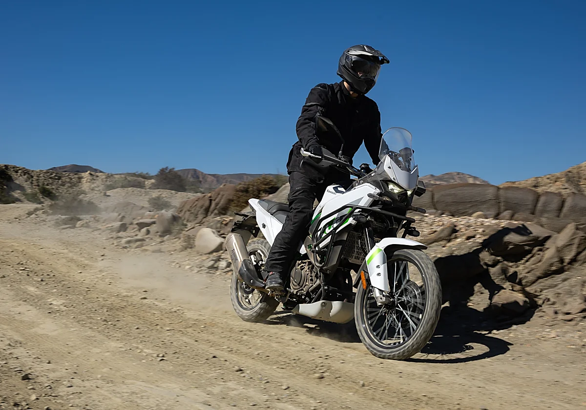 Probamos la nueva Kawasaki KLE 500 2026, una equilibrada Trail de iniciación con vocación campera