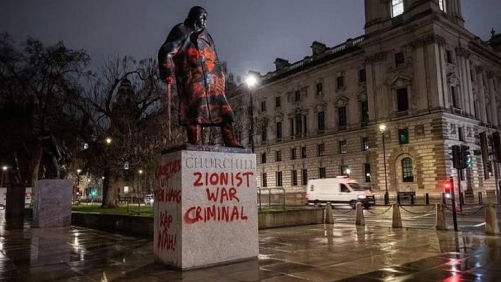 Vandalizan la estatua de Churchill junto al Parlamento británico en Londres: "Criminal de guerra sionista"