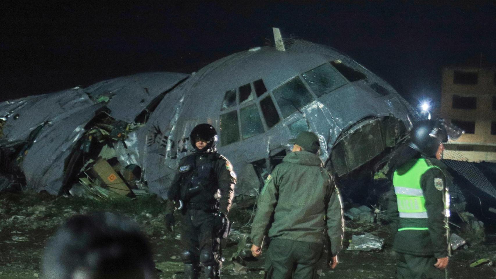 Un avión militar cargado de billetes se estrella en Bolivia y deja al menos 15 muertos