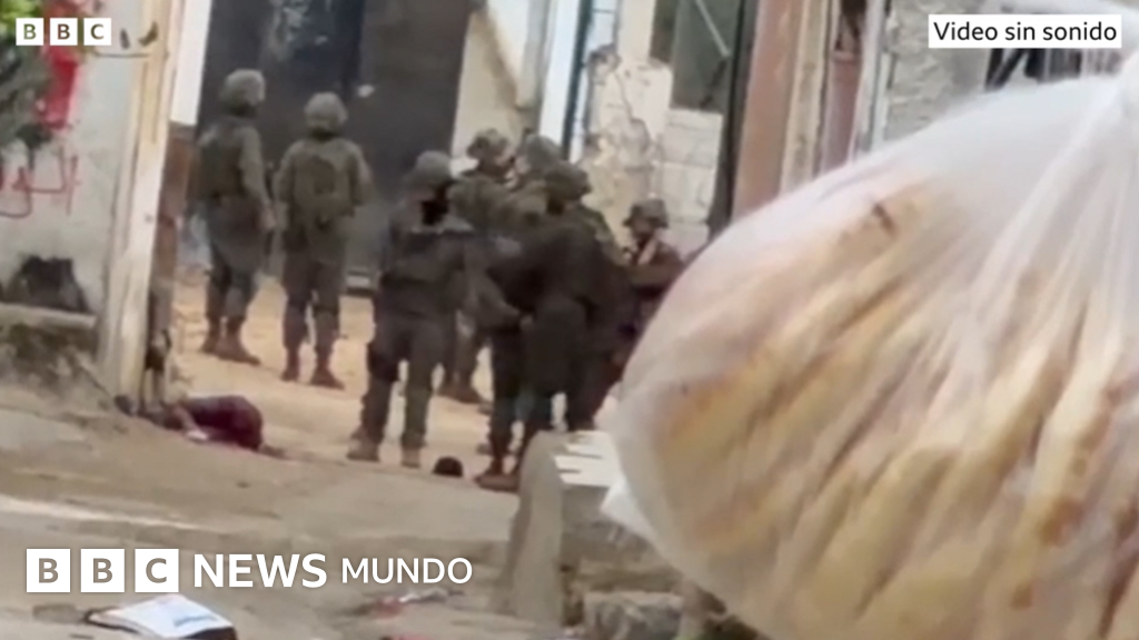 Los videos que muestran cómo soldados israelíes disparan a un adolescente palestino y se quedan viéndolo morir desangrado