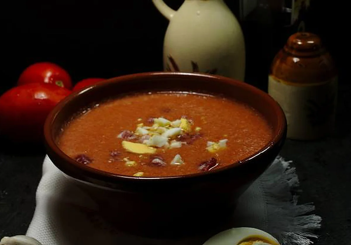 Del salmorejo a la tortillita de camarones: nueve restaurantes para recorrer Andalucía sin salir de Málaga