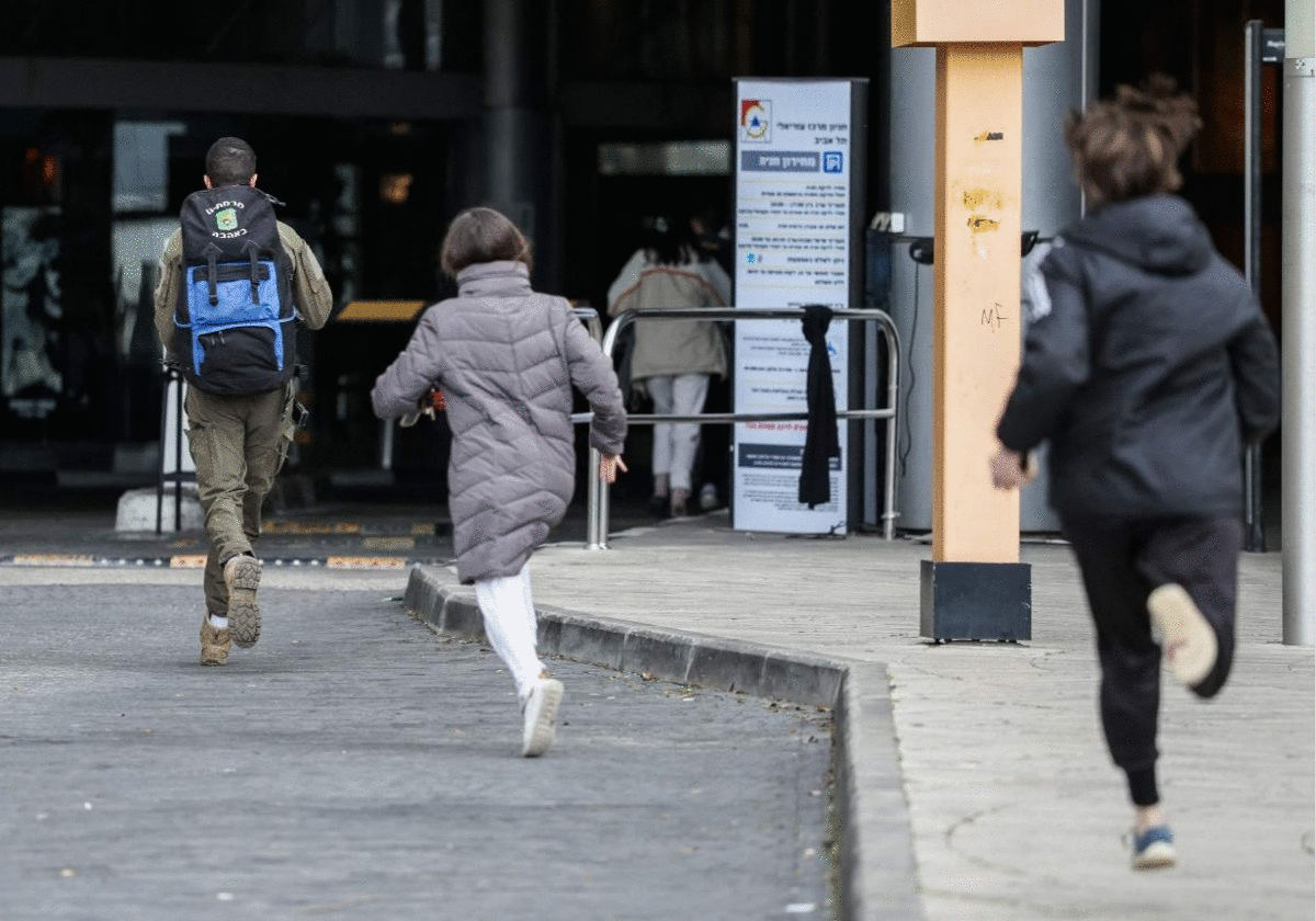 «Las niñas estaban en la escuela bajo las escaleras y llorando asustadas»