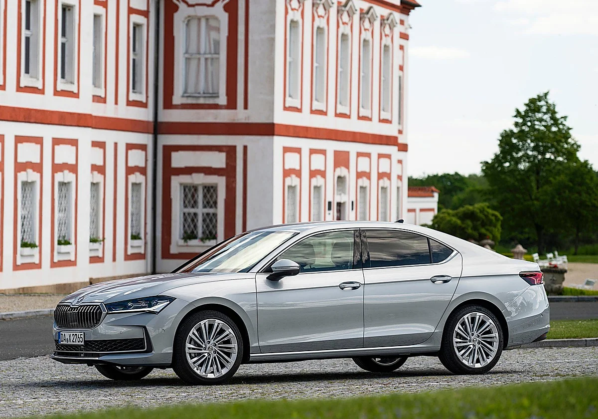 Skoda Superb se electrifica con 272 CV y remolque de hasta 2 toneladas