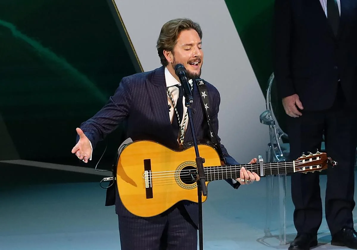 Manuel Carrasco emociona cantando el himno de Andalucía