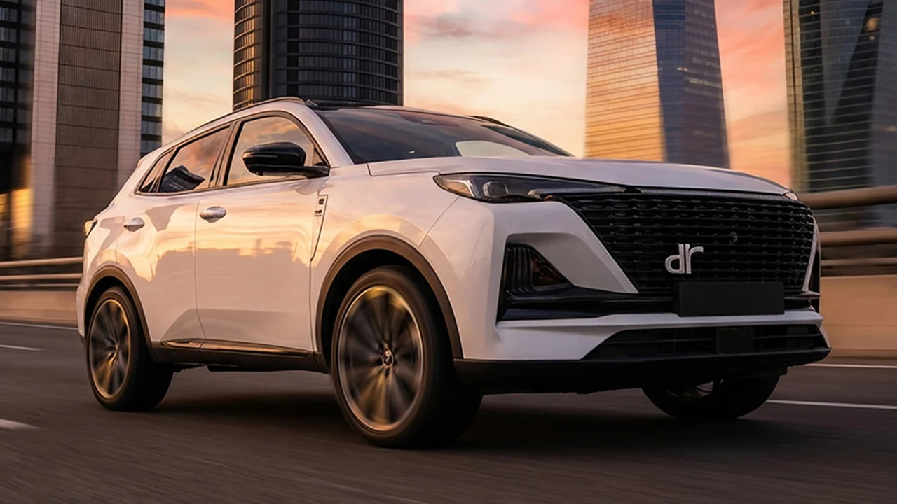 Con un precio más barato que el S700 y versión ECO, este nuevo SUV llamado DR 6 es un rival que EBRO y MG no pueden obviar