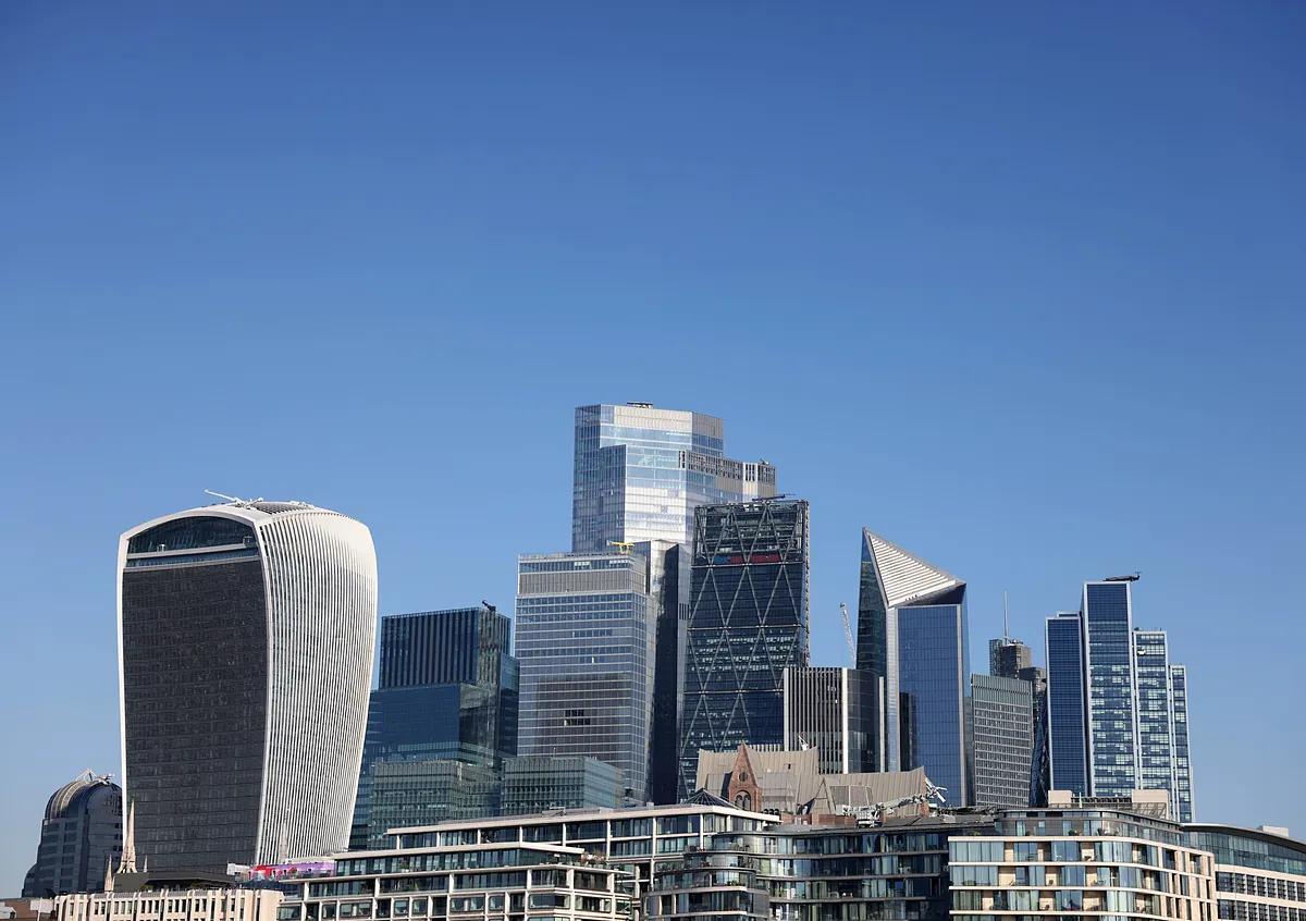 Caídas en las bolsas y petróleo por encima de los 100 dólares: el temor de la City por los ataques en Irán