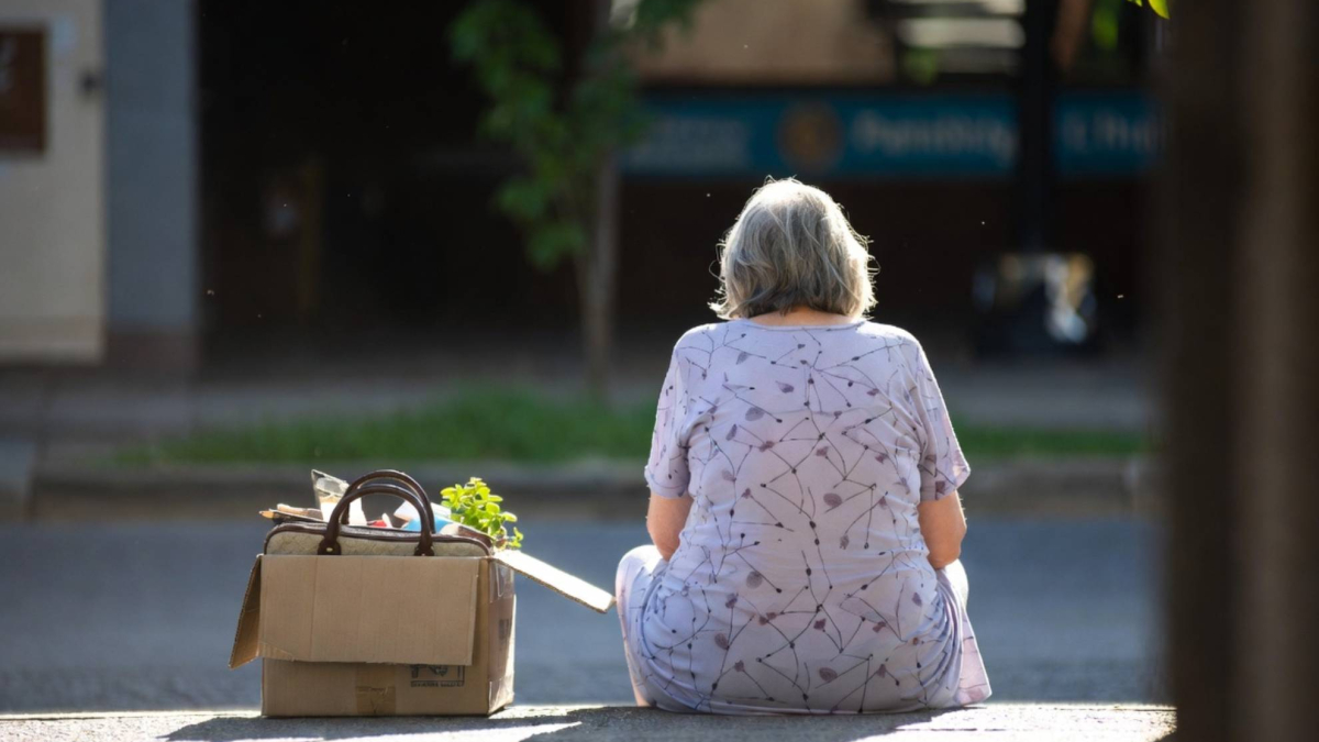 Un hijo demanda a su madre enferma, la desahucia del piso que le donó y se queda en la calle