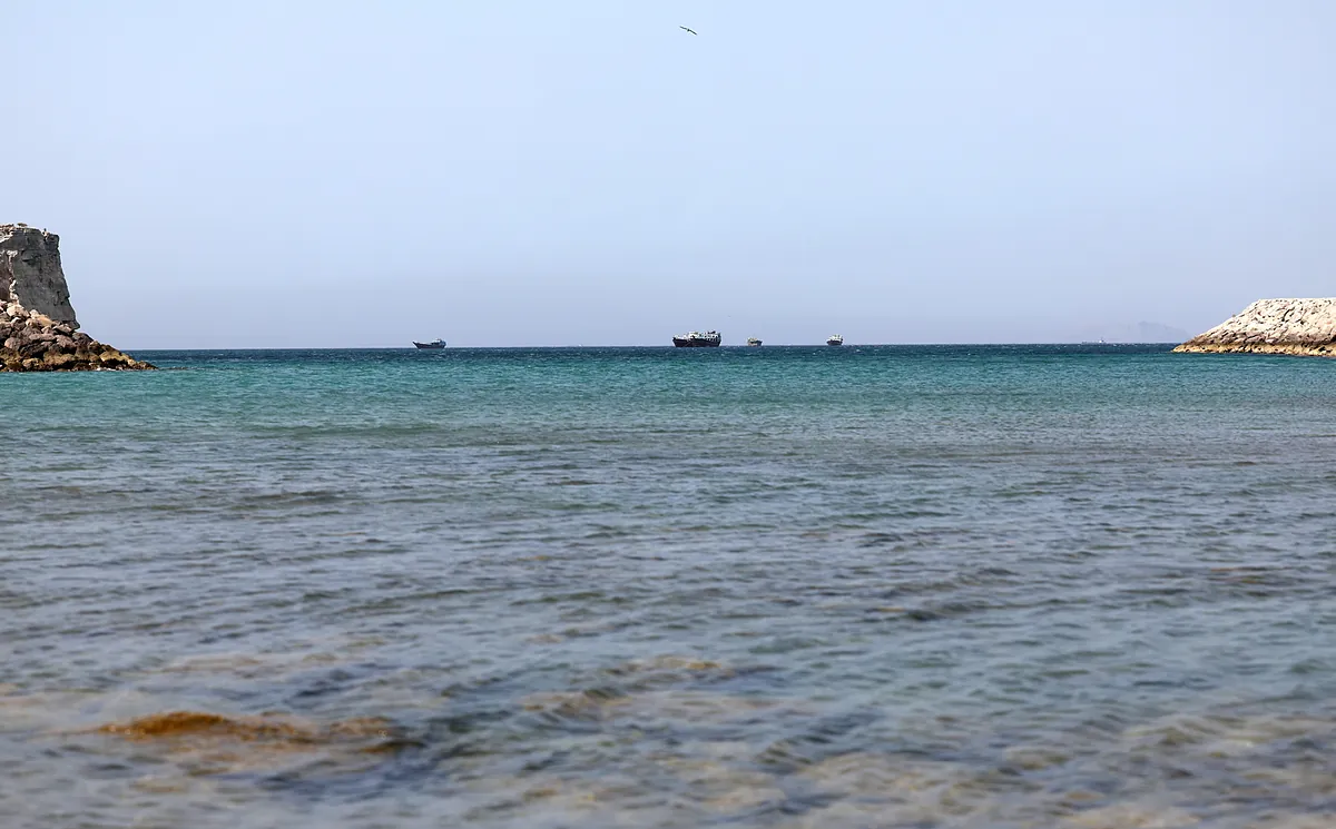 Alerta en el mercado petrolero mundial por el cierre del estrecho de Ormuz