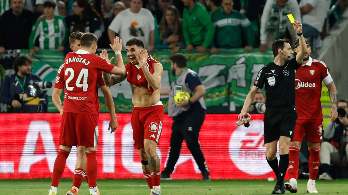De Burgos refleja en el acta del derbi el lanzamiento al campo de "dos botellas de plástico"