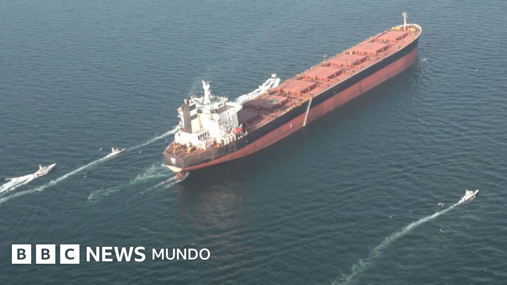 Al menos 3 buques son atacados cerca del estrecho de Ormuz mientras crecen los temores por el "inevitable" aumento del precio del petróleo