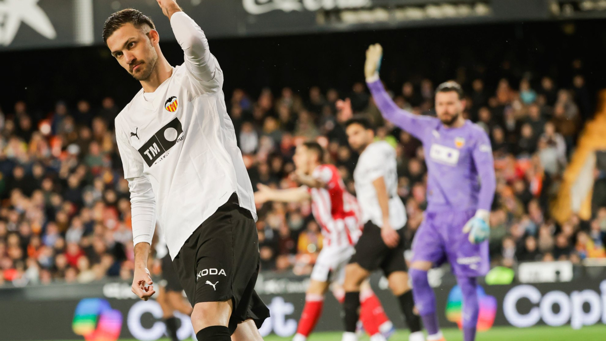 Copete, operado de la rodilla izquierda