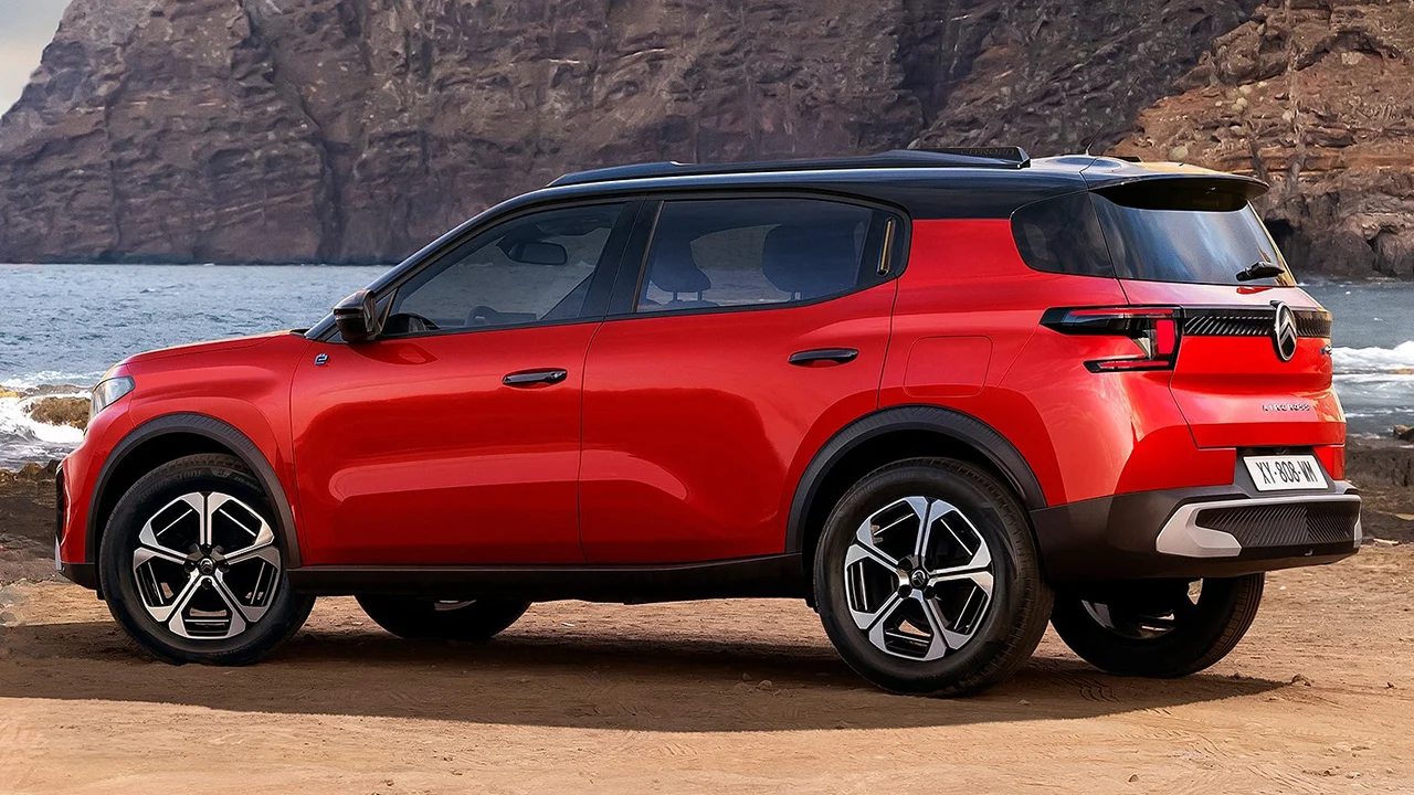 Cuesta como un BYD Atto 2 pero tiene hasta 7 plazas, un maletero enorme, 420 km de autonomía y no es chino, sino europeo