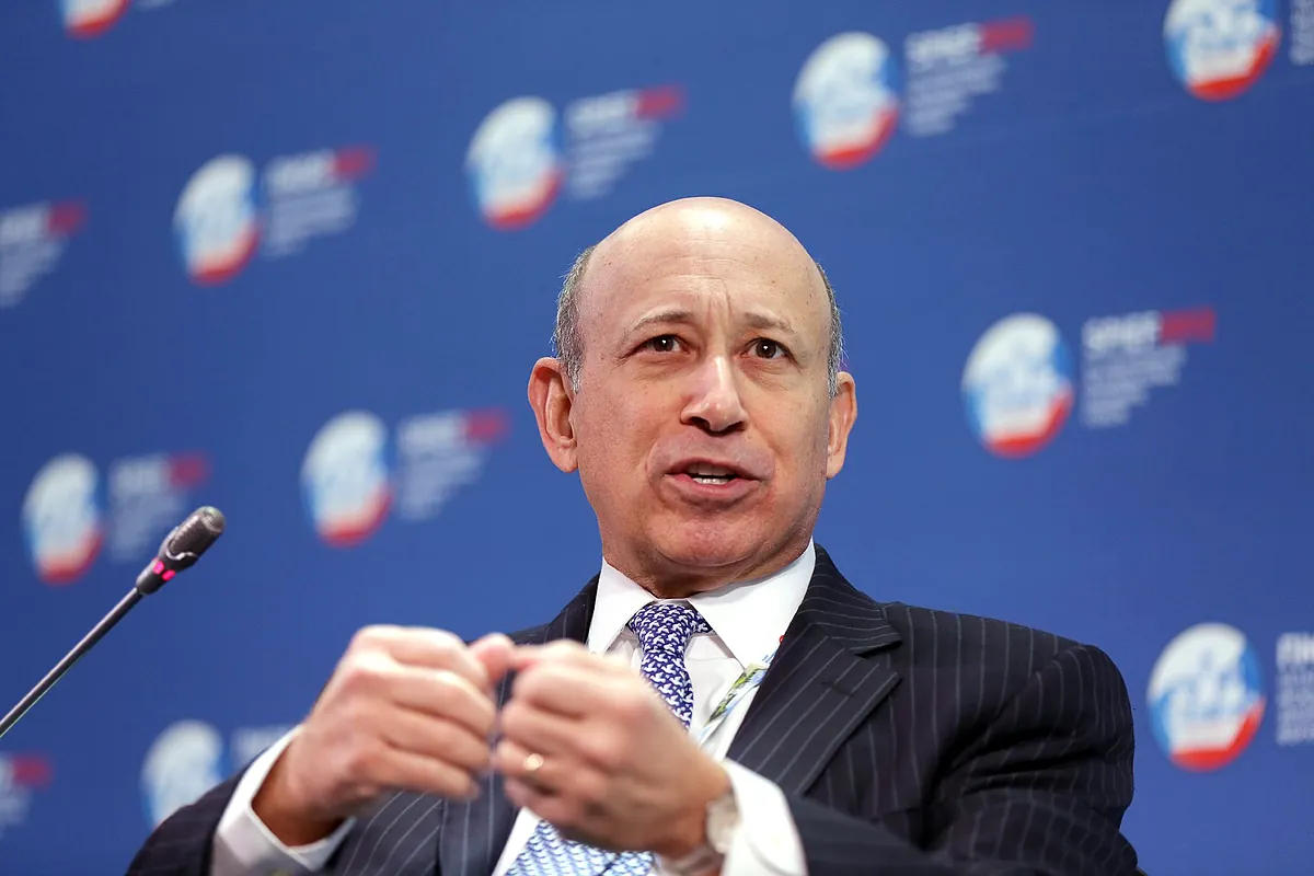 La gente se muestra complaciente ante el riesgo de una crisis financiera, afirma Lloyd Blankfein