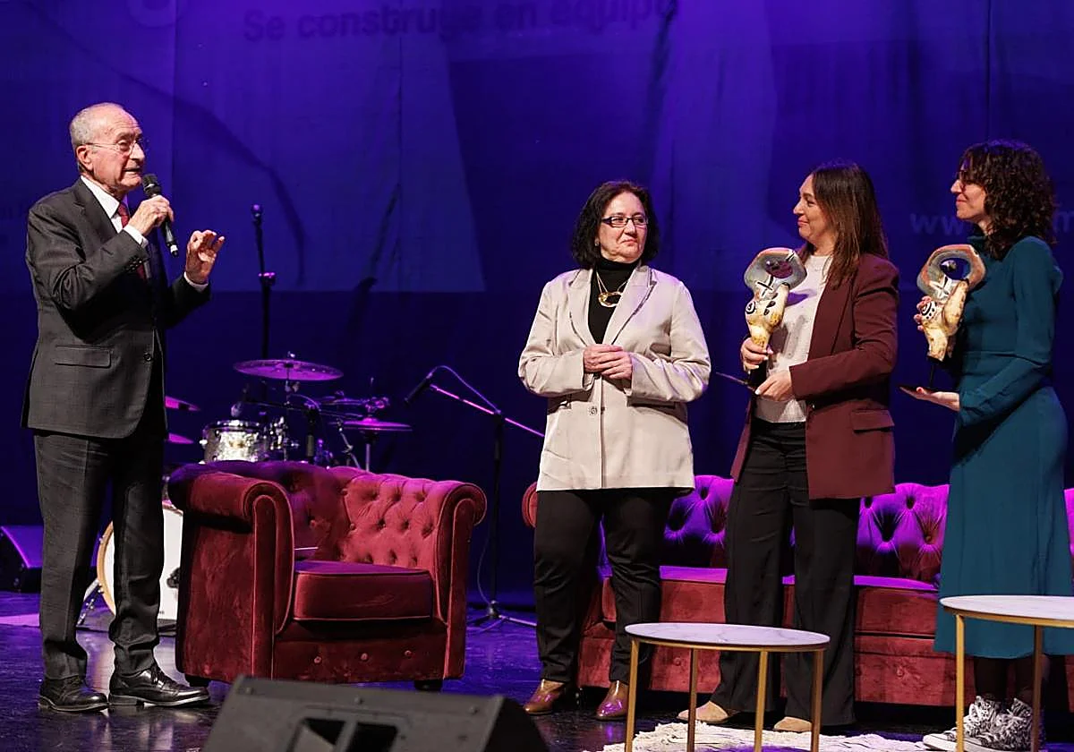 La gestora cultural Cristina Consuegra y el IES Santa Bárbara, premiados por el Ayuntamiento por su compromiso con los valores feministas