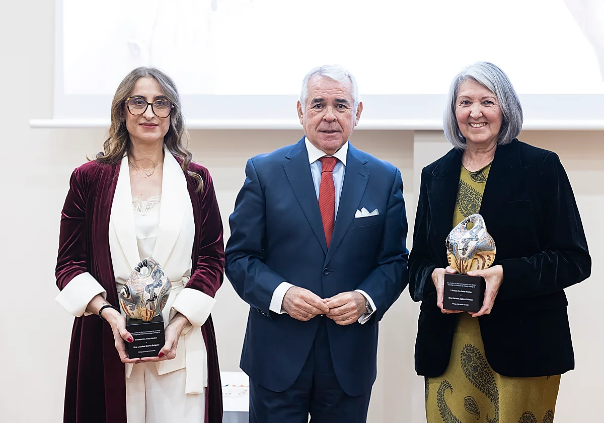 El Colegio de Médicos reconoce a dos doctoras pioneras en Málaga con el premio Fanny Medina