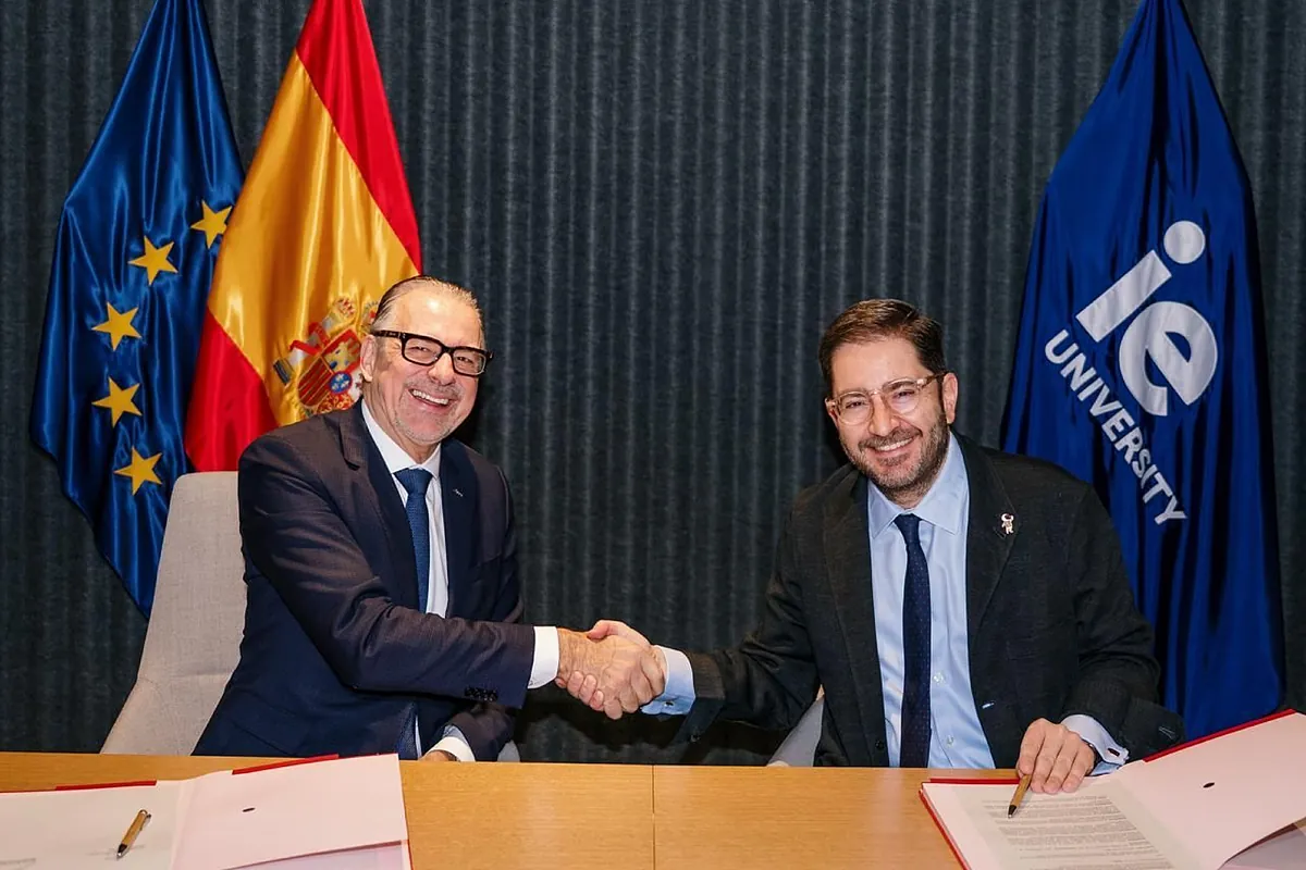 La ESA e IE University firman un acuerdo para impulsar la educación e innovación
