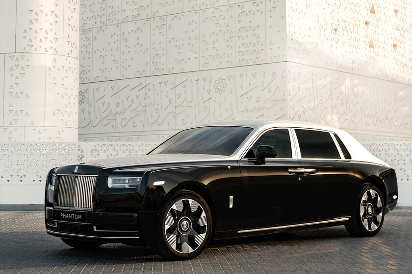 Rolls-Royce lleva cinco años disparando rayos láser a uno de sus coches. El motivo: reproducir un diseño árabe de hace mil años