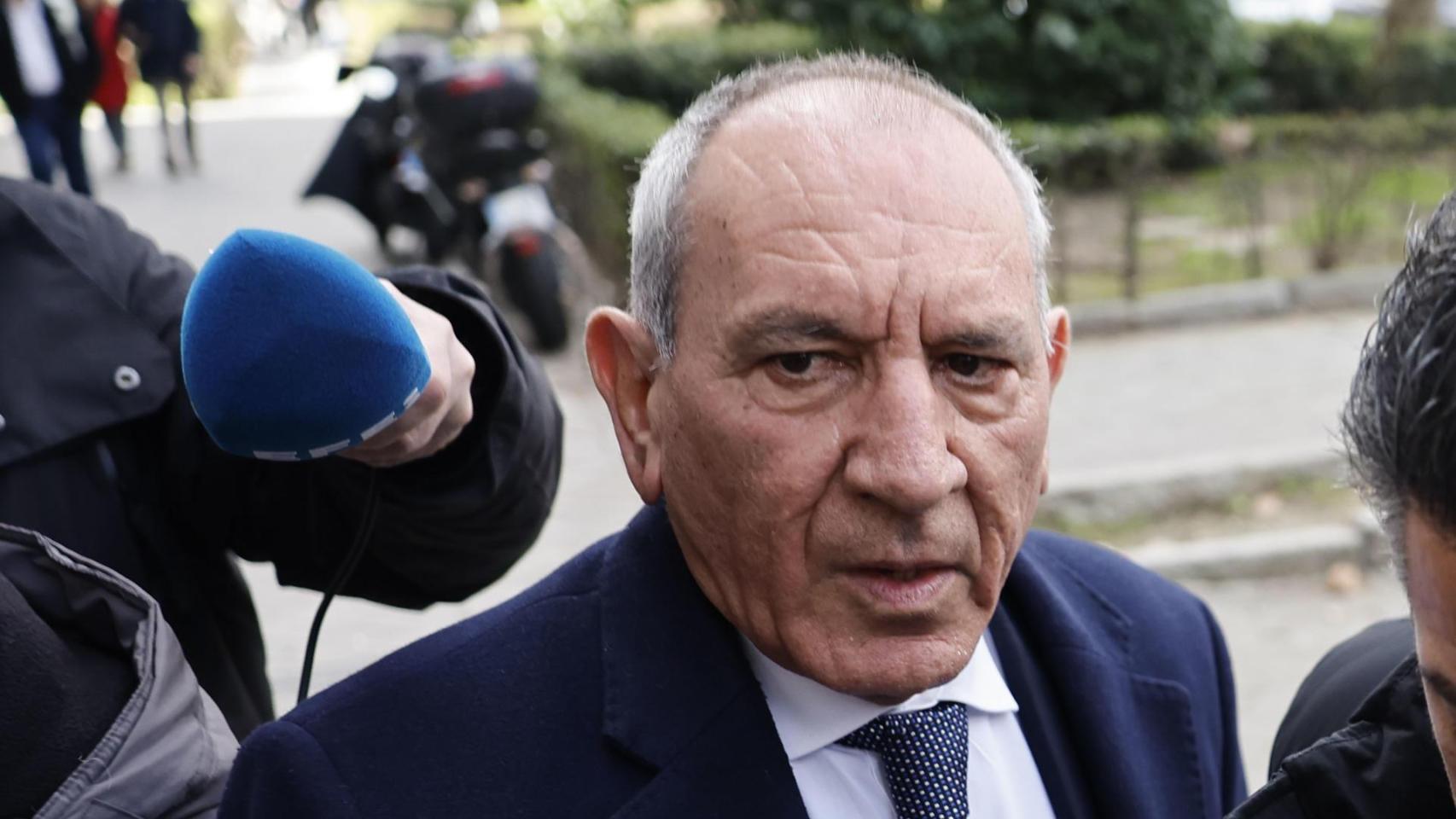 El exDAO atribuye la querella a los "celos" de la inspectora y asegura que en el audio le dice: "No te quiero compartir"