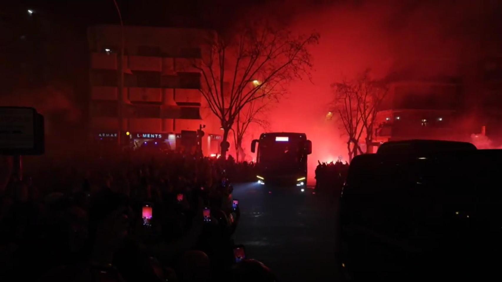 Los aficionados radicales del Barça rompen una luna del autobús donde viaja la plantilla del Atlético de Madrid