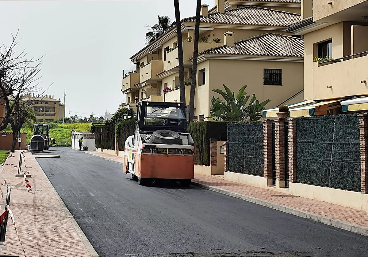 El Ayuntamiento ultima la renovación integral de la calle Guadalmansa de San Pedro