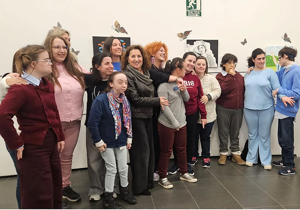 La asociación Crece inaugura en Marbella una muestra de pintura que rinde homenaje al papel histórico de la mujer