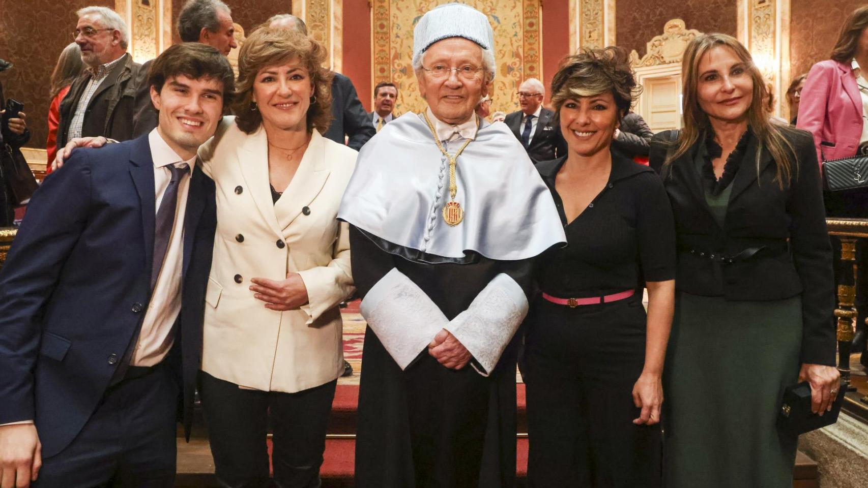 Quién es quién en la familia de Fernando Ónega que llora su muerte: de su mujer, Ángela, a su célebre hija Sonsoles