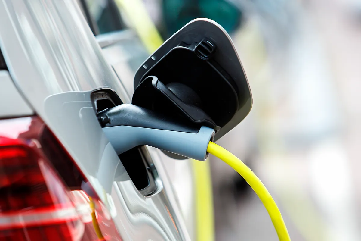 El Gobierno planea intervenir precios a Repsol, Moeve y BP