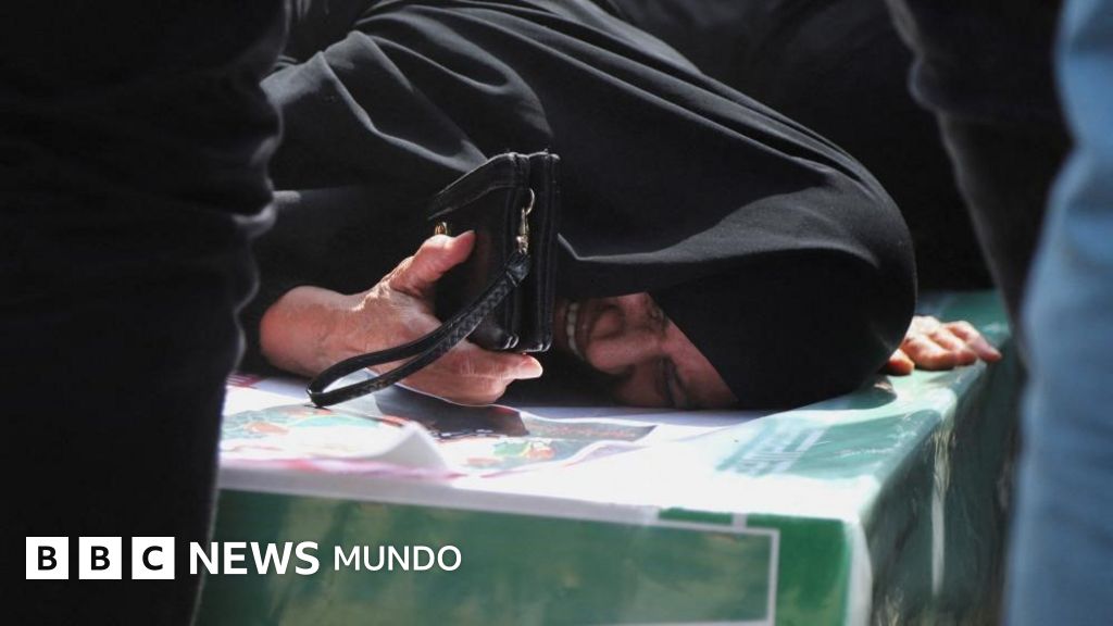 Las imágenes del funeral por las víctimas de una escuela bombardeada en la que se informó que murieron más de 160 personas