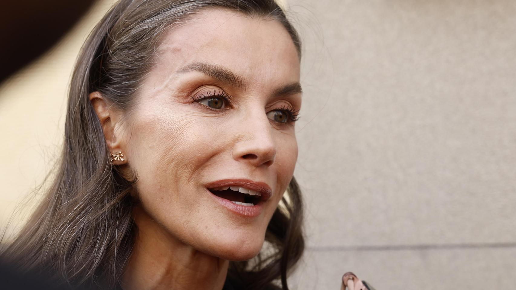 Letizia arropa a su gran amiga Sonsoles en la capilla ardiente de su padre, Fernando Ónega: sus emotivas palabras