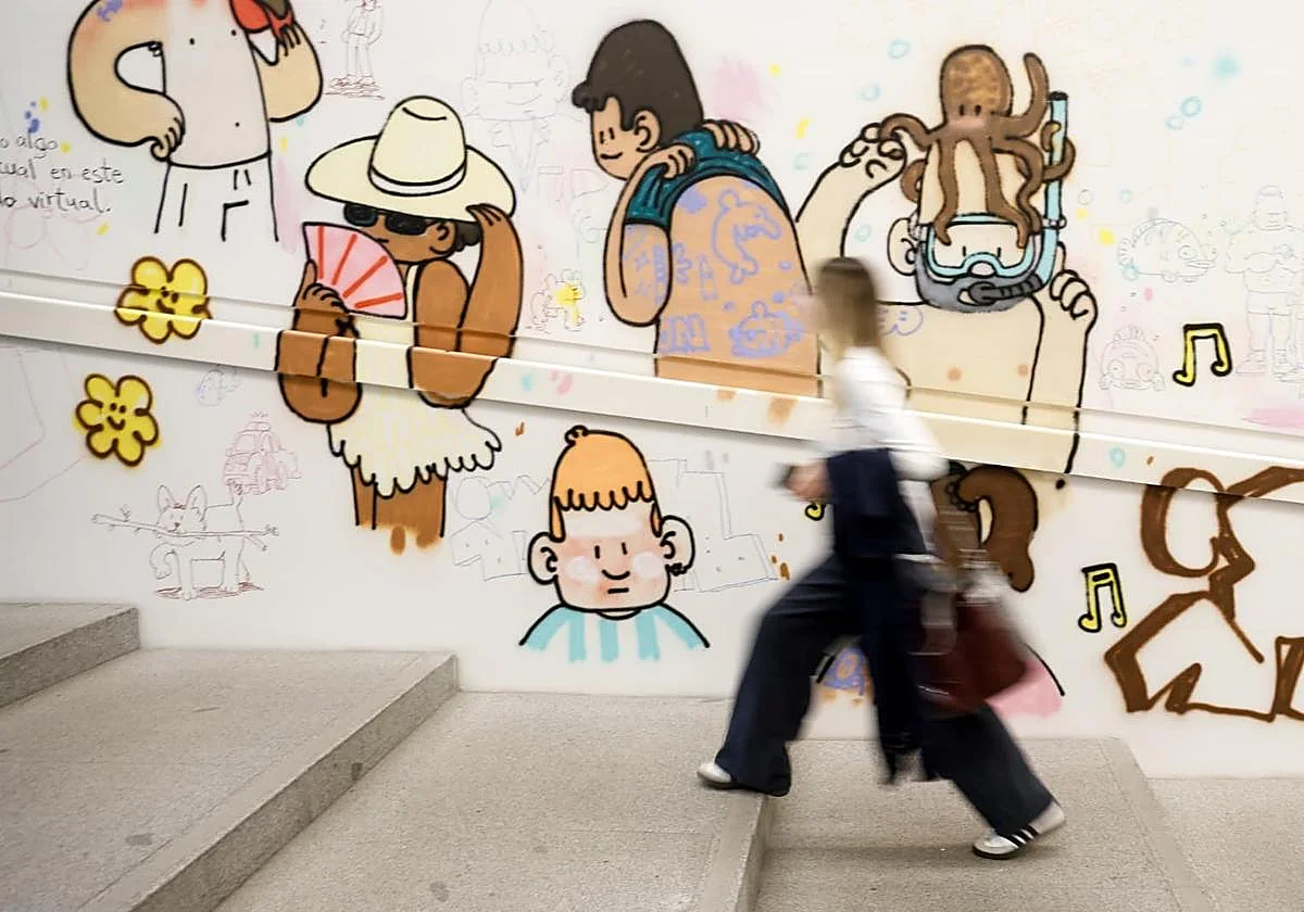 El grafitero sin rostro Imon Boy interviene el Centro Pompidou de Málaga