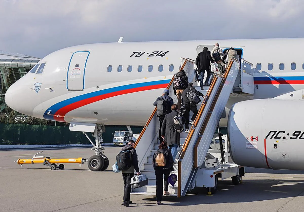 Un grupo de 22 españoles logra abandonar Irán a través de la frontera con Azerbayán