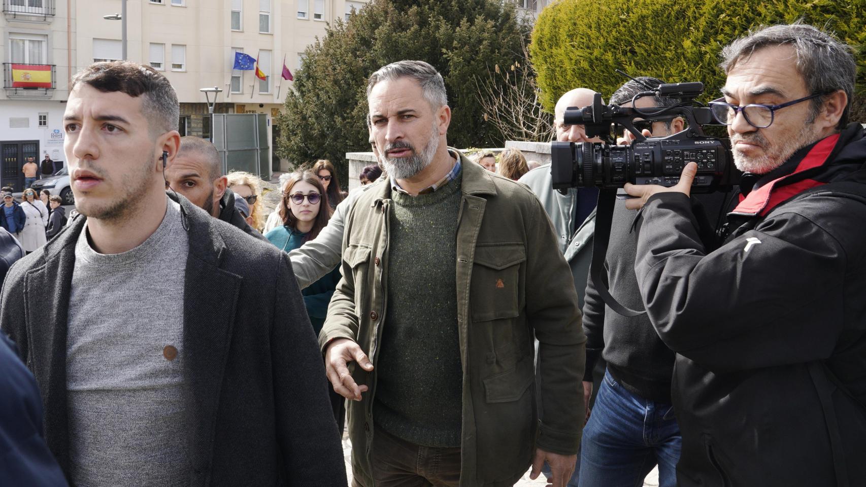 Abascal acusa a Sánchez de usar "el ruido de las bombas para ocultar sus crímenes" y exige a Feijóo una moción de censura