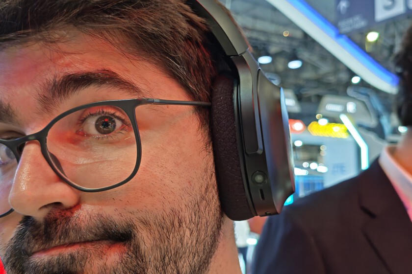 Razer ha tenido una idea loca y es ponerle cámaras con IA a unos auriculares. Los he probado y me han dado que pensar