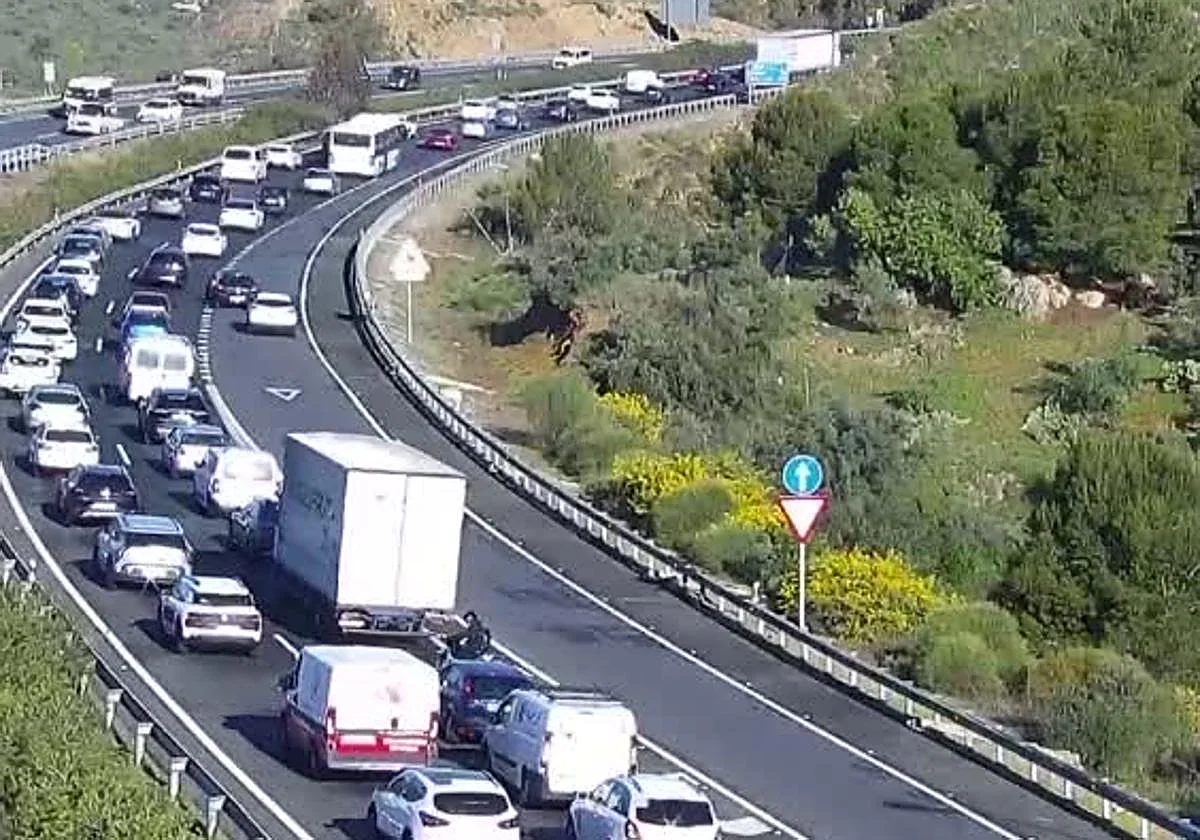 La avería de un camión colapsa la A-7 al generar ocho kilómetros de atascos desde El Palo a La Cala del Moral