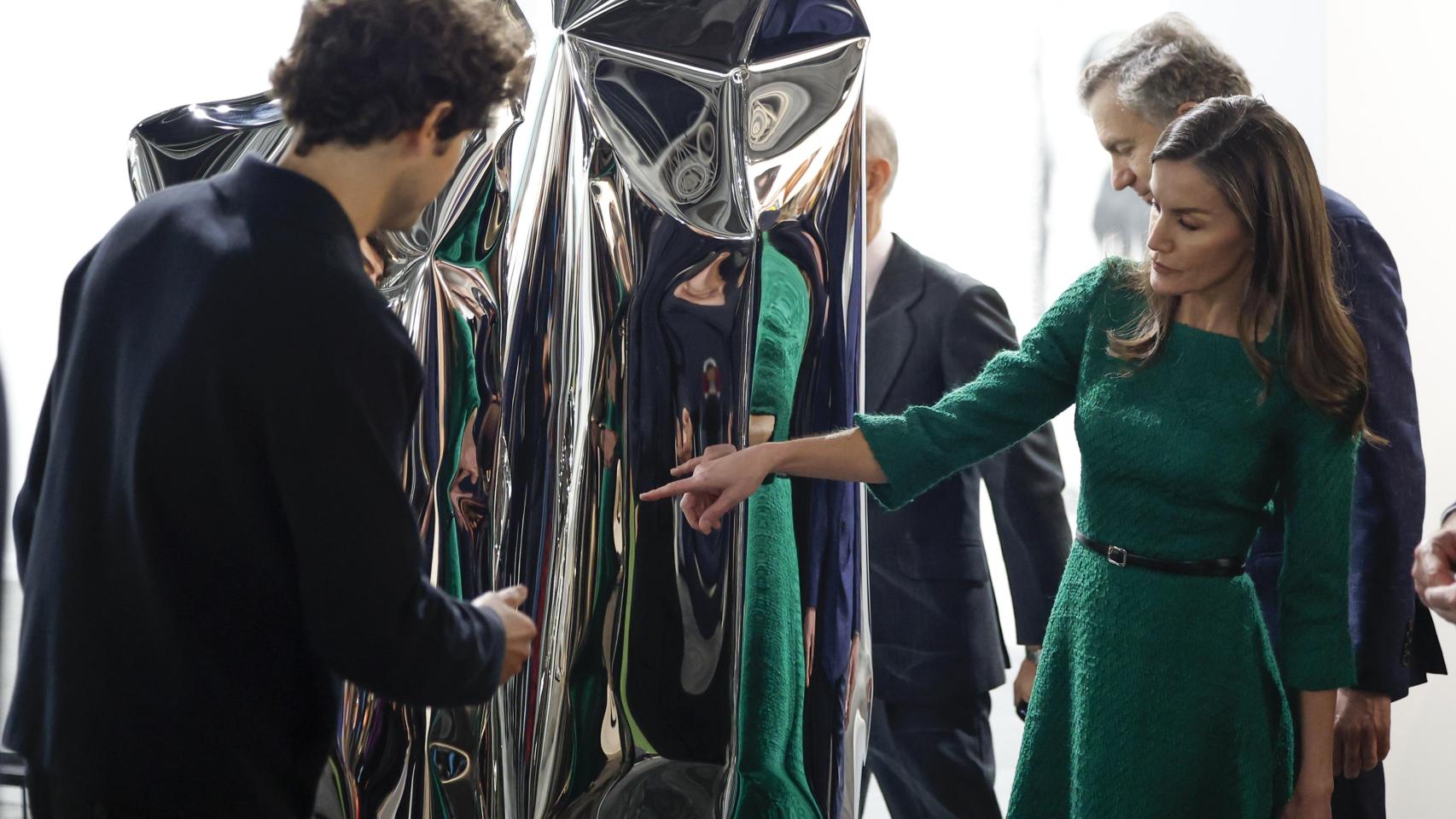 La reina Letizia inaugura ARCO con un guiño al pasado: el verde esmeralda del 12-O y pendientes con historia