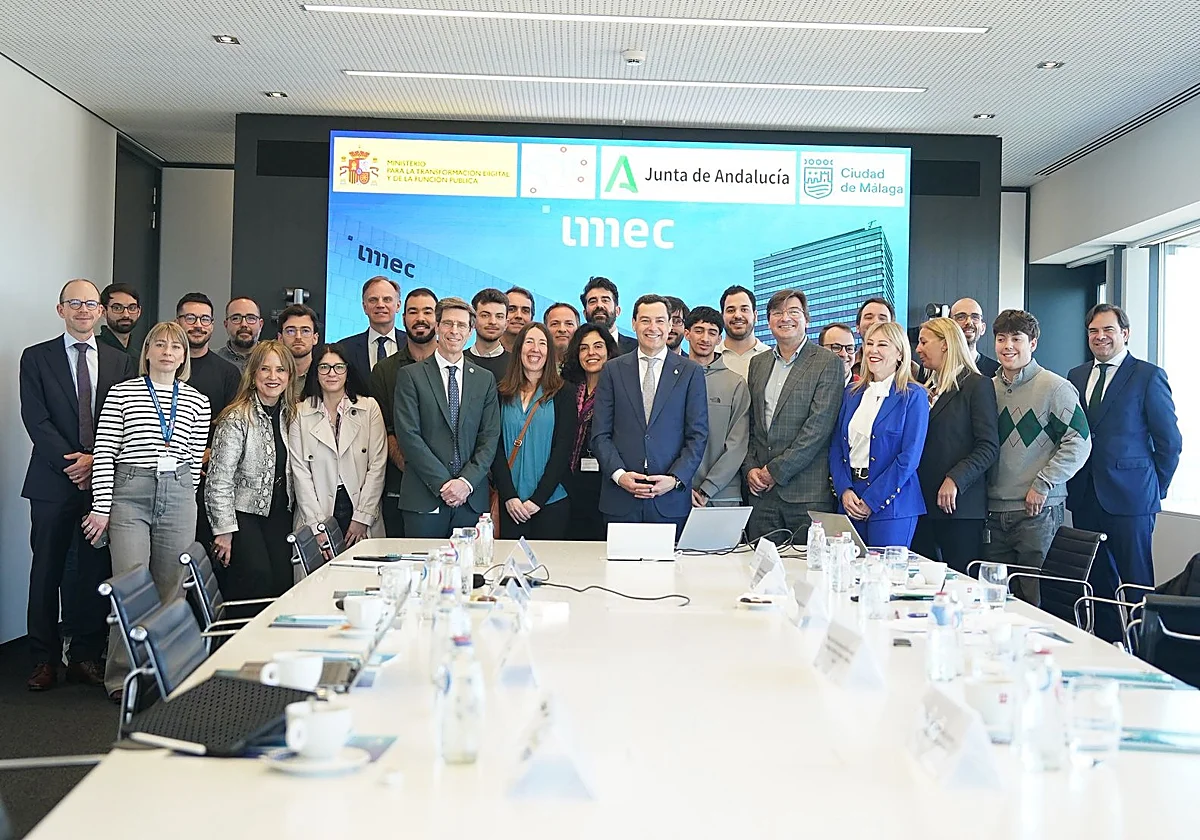 Juanma Moreno confirma el «compromiso» de IMEC por cumplir plazos y confía en que la 'fab' de Málaga arranque en primavera de 2030