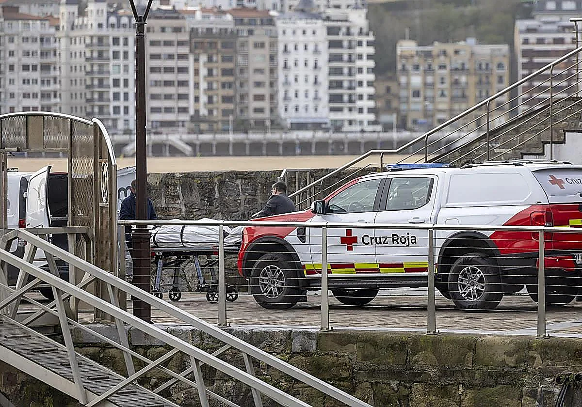 Fallece un pescador navarro de 62 años tras caer desde las rocas al mar en Igeldo