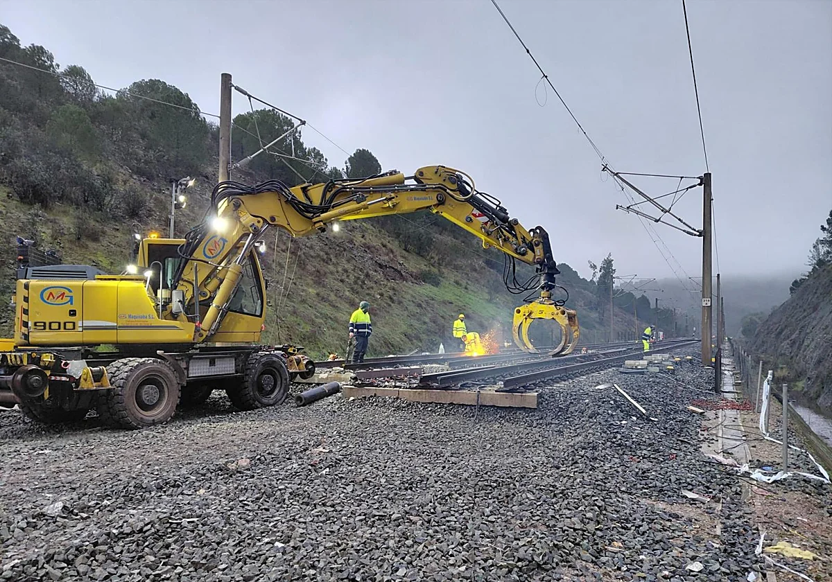 La jueza de Adamuz prohíbe a Adif hacer obras en la vía siniestrada sin su autorización