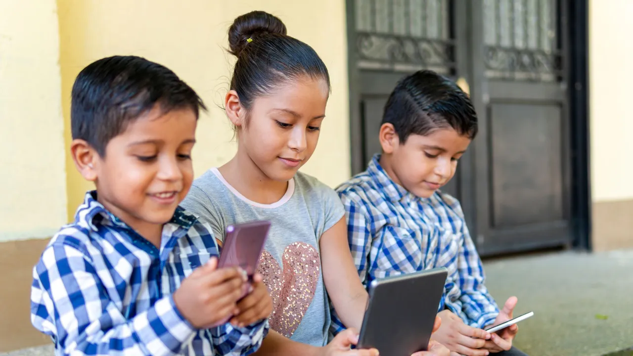 Expertos piden escuelas sin celulares y límites a redes sociales para menores en México