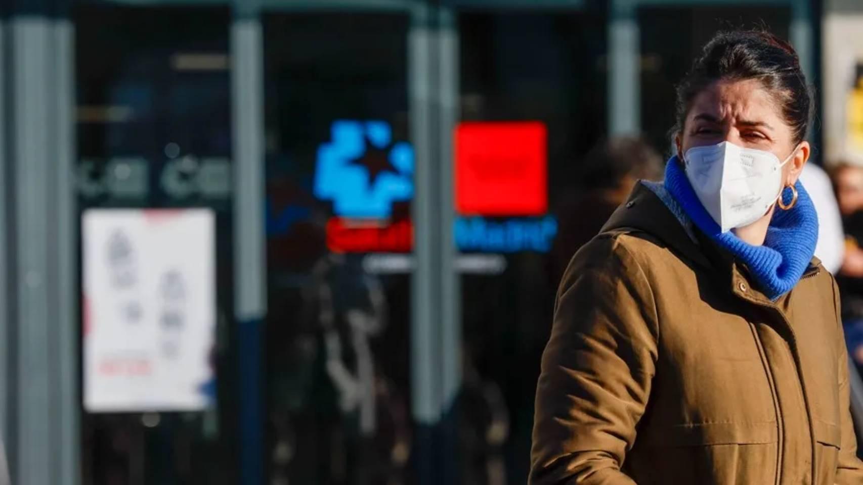 La gripe fuerza a 3 CCAA a imponer la mascarilla mientras Sanidad busca un acercamiento con los médicos en plena huelga