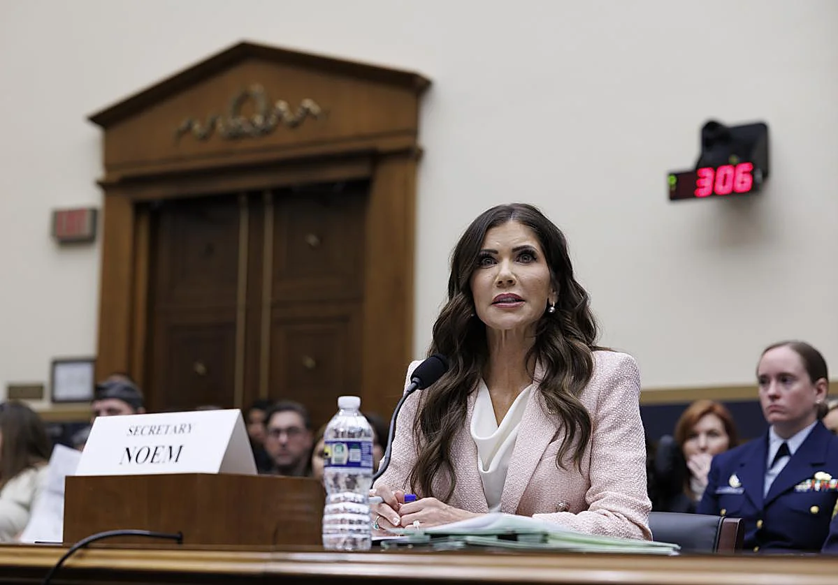 Trump releva a Kristi Noem para bajar la presión sobre sus excesos migratorios