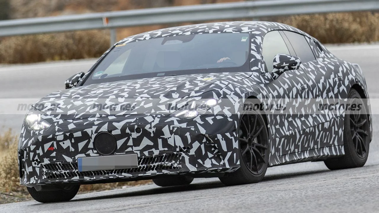 El nuevo Mercedes-AMG GT eléctrico se cruza Europa en la prueba definitiva… su consumo va a dar que hablar más que sus 1.500 CV