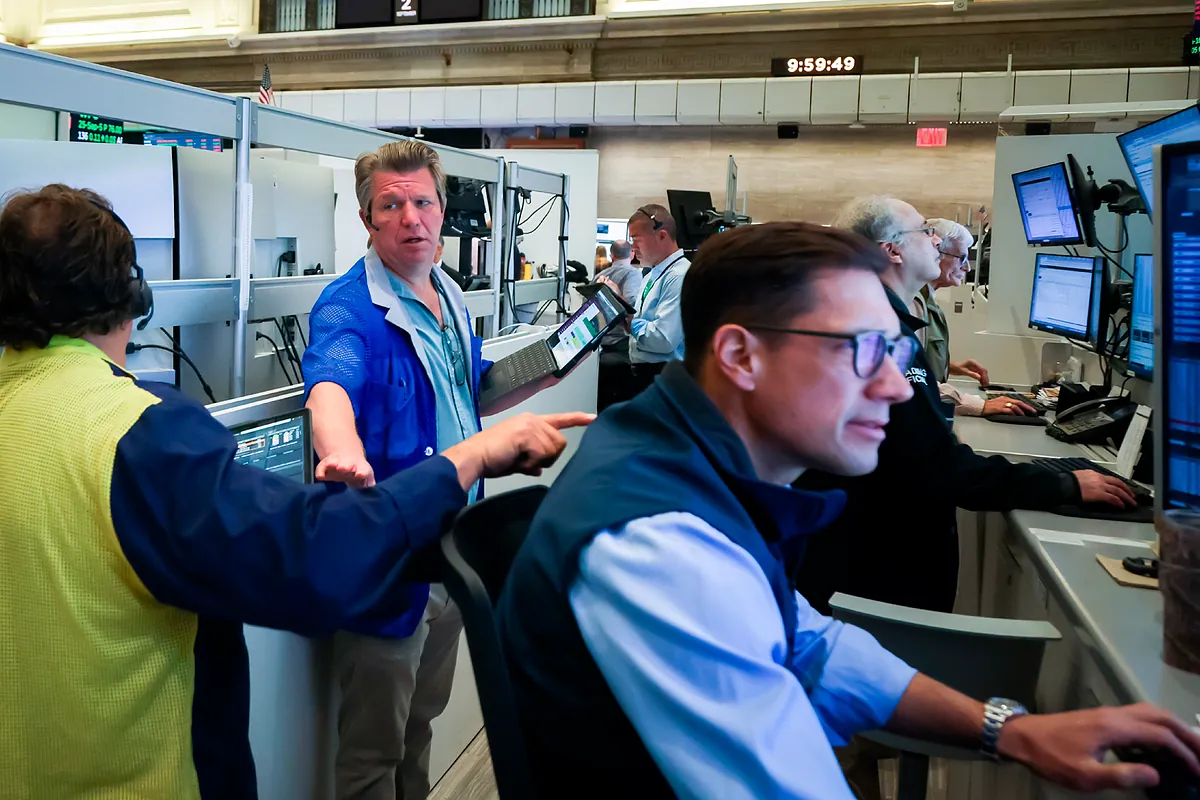 Los valores que más suben y bajan en Bolsa tras un 'shock' energético