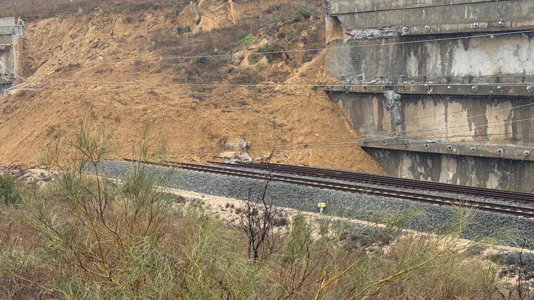Otro talud pone en jaque la línea del AVE de Málaga mientras sigue cortada la conexión directa con Madrid