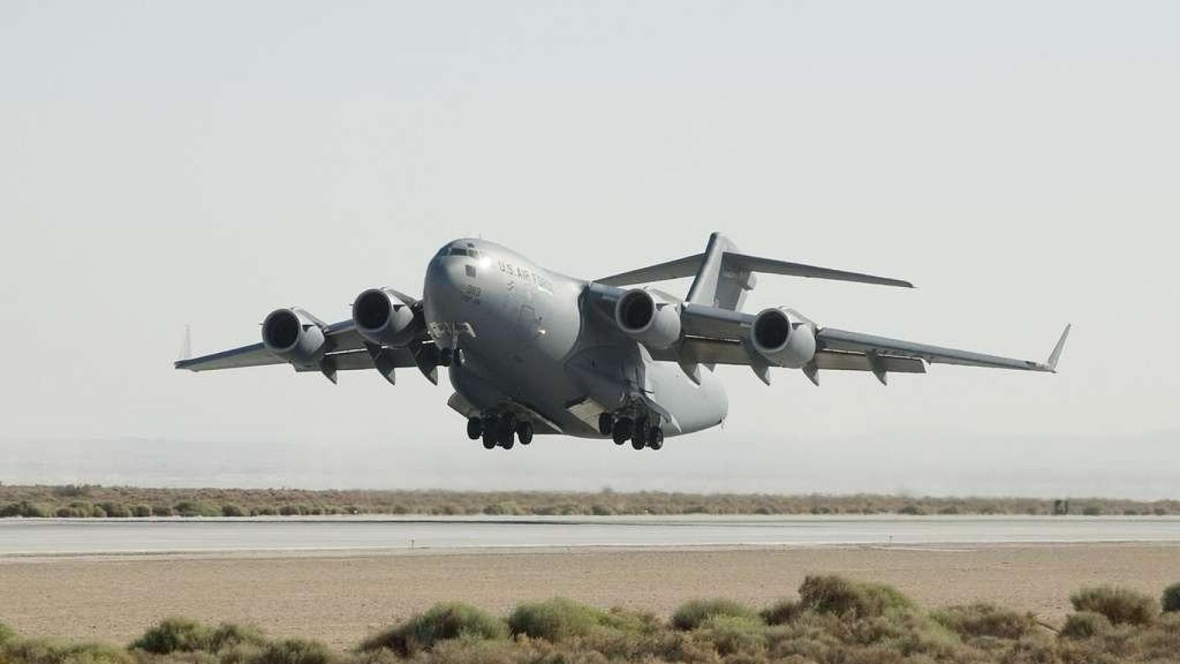 Al menos dos buques y tres aviones han salido de la base de Rota rumbo a Irán desde que Sánchez vetó el uso de las bases