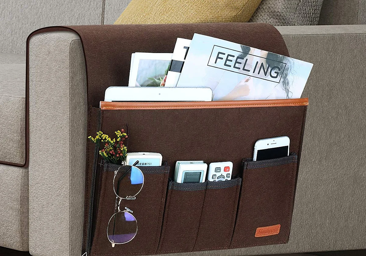 Necesitas urgentemente uno de estos organizadores de mandos a distancia para el brazo del sofá